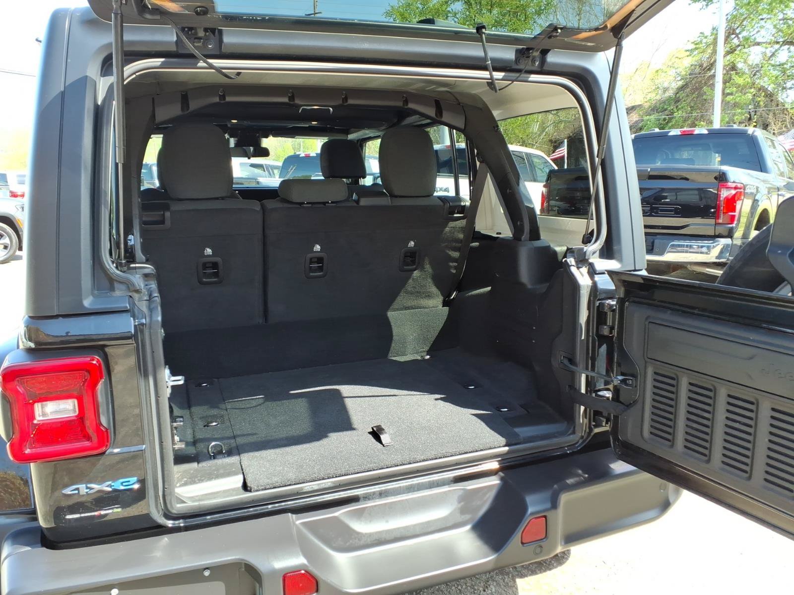 Used 2024 Jeep Wrangler Unlimited w/ Convenience Group AWD/4WD image 10