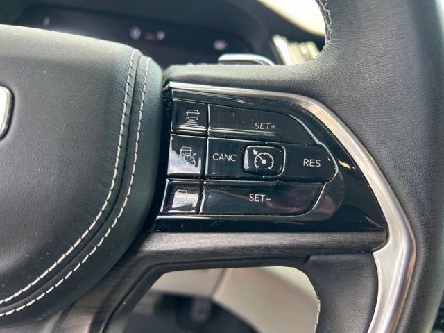 Used 2022 Jeep Grand Cherokee Overland AWD/4WD image 15