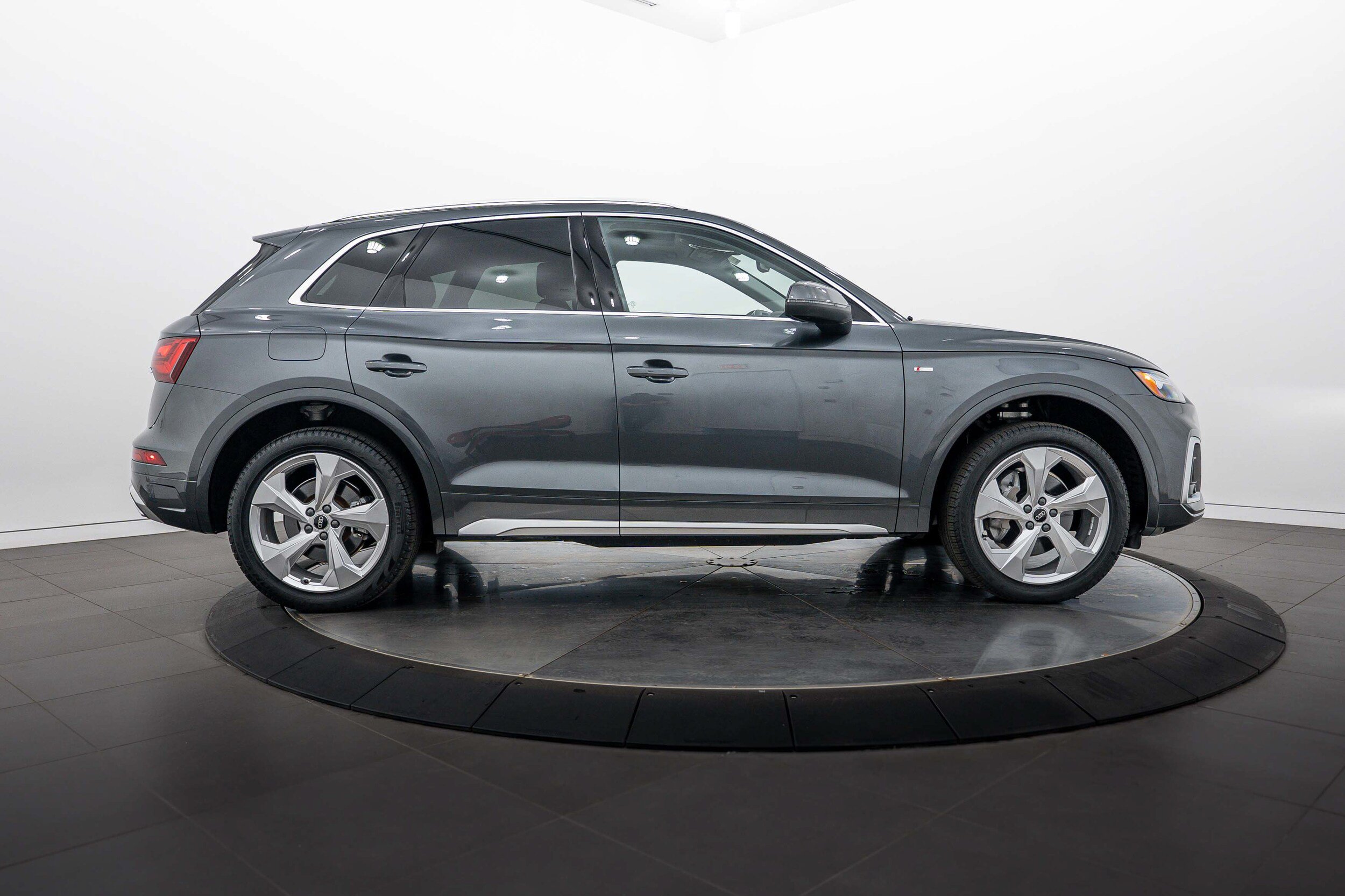Certified 2024 Audi Q5 2.0T Premium Plus w/ Premium Plus Package AWD/4WD image 3