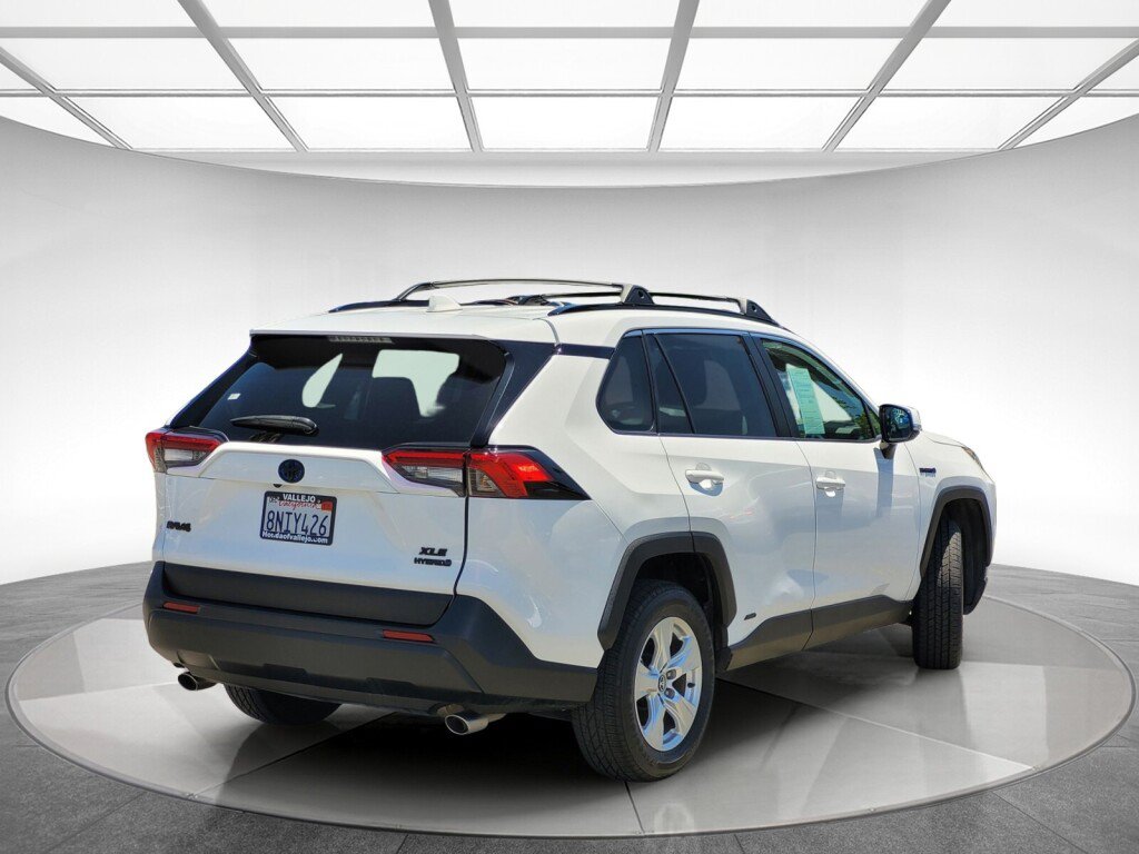 Used 2020 Toyota RAV4 XLE w/ Convenience Package AWD/4WD image 3