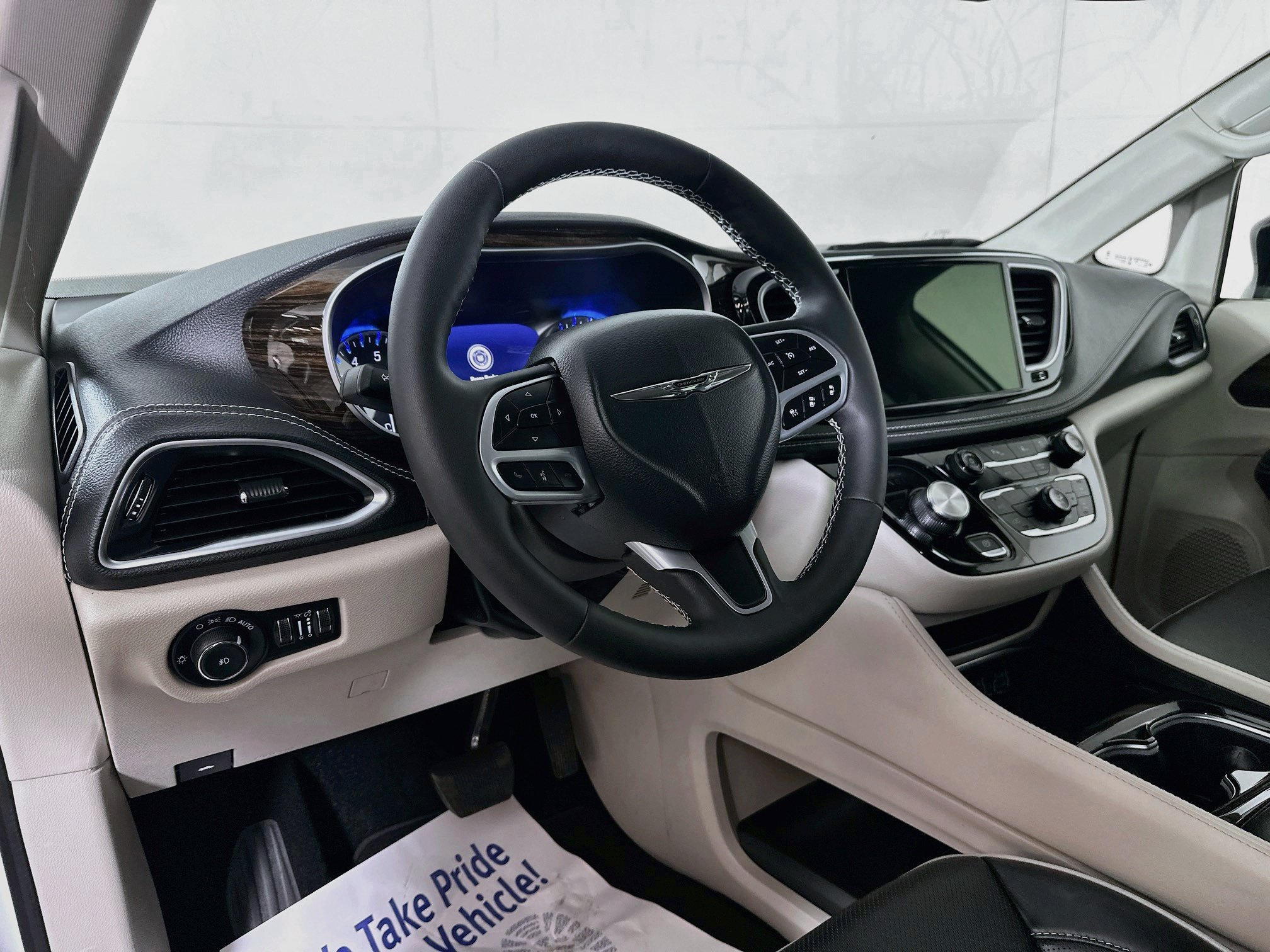 Used 2024 Chrysler Pacifica Limited FWD image 9