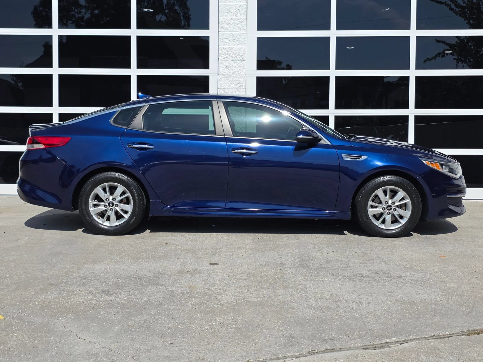 Used 2017 Kia Optima LX w/ Convenience Package FWD image 3