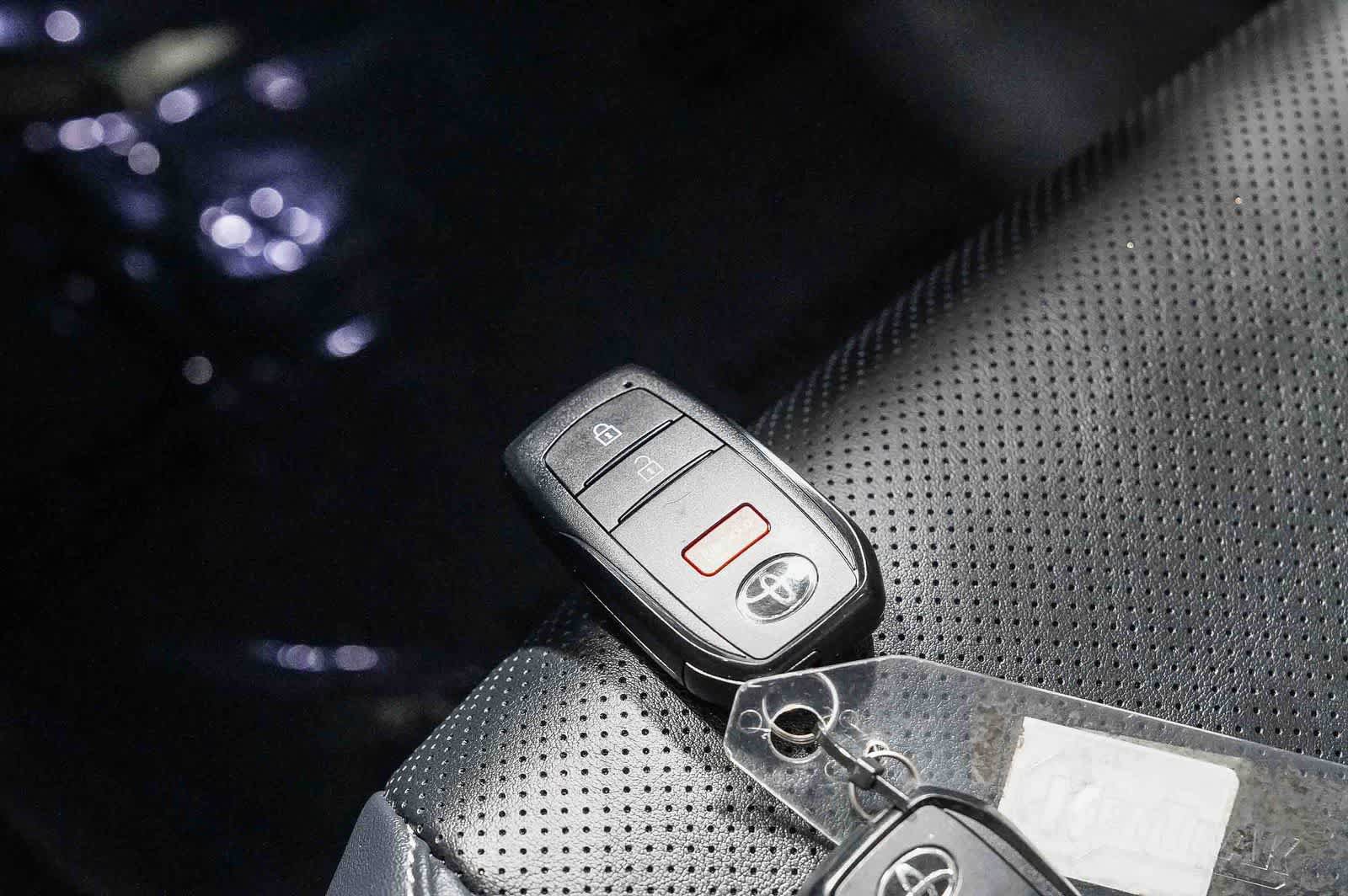Certified 2026 Toyota Prius XLE FWD image 30
