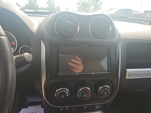 Used 2017 Jeep Compass Latitude FWD image 13