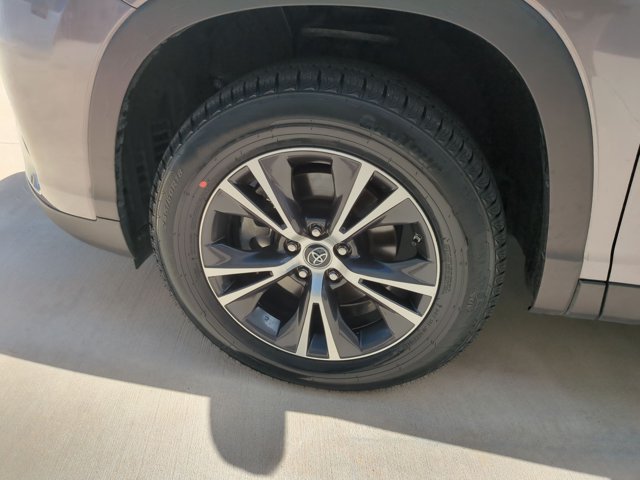 Used 2019 Toyota Highlander Plus FWD image 23