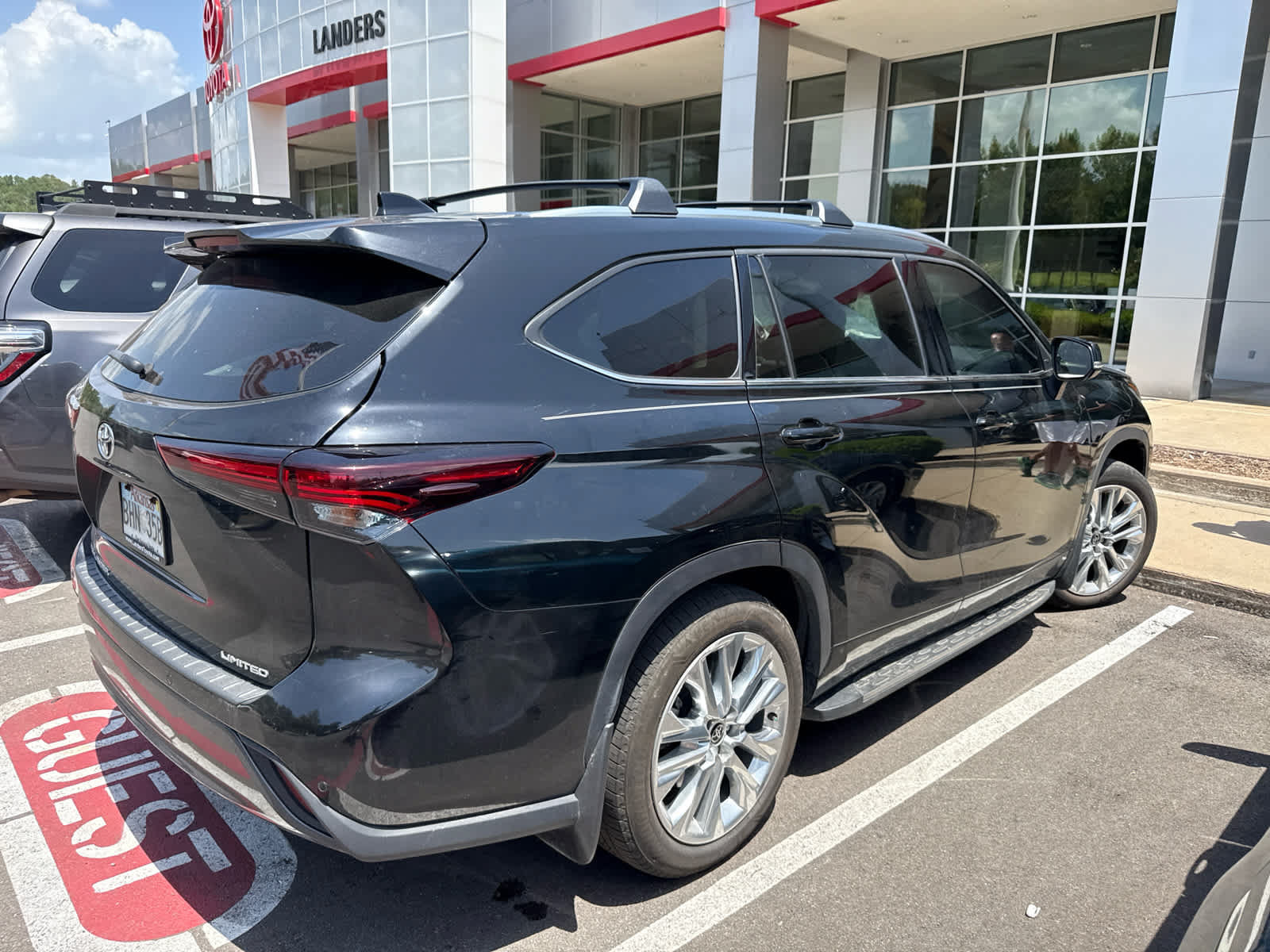 Used 2025 Toyota Highlander Limited FWD image 4