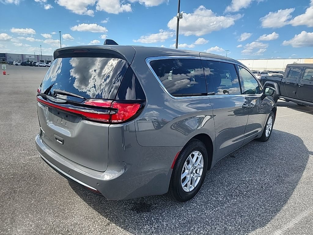 Used 2023 Chrysler Pacifica Touring-L image 6
