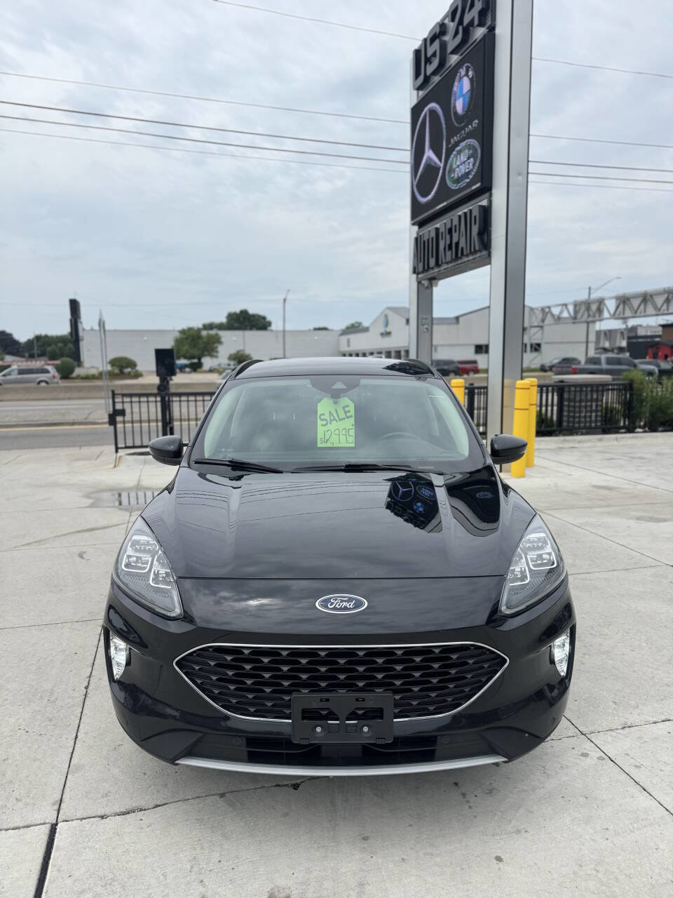 Used 2020 Ford Escape Titanium image 4