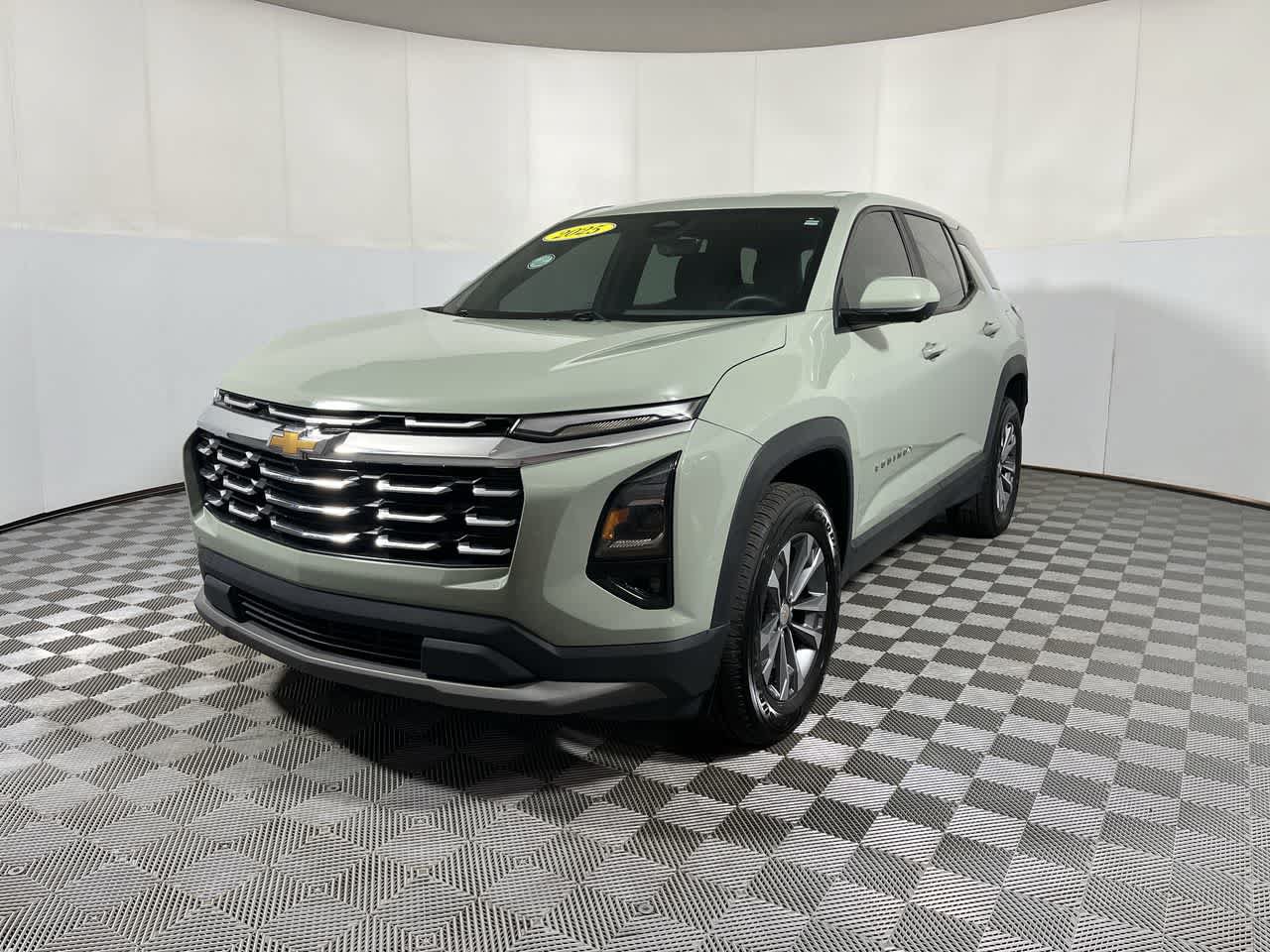 Used 2025 Chevrolet Equinox LT w/ Safety and Technology Package AWD/4WD image 4