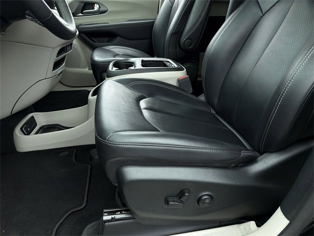 Used 2024 Chrysler Pacifica Touring-L image 23