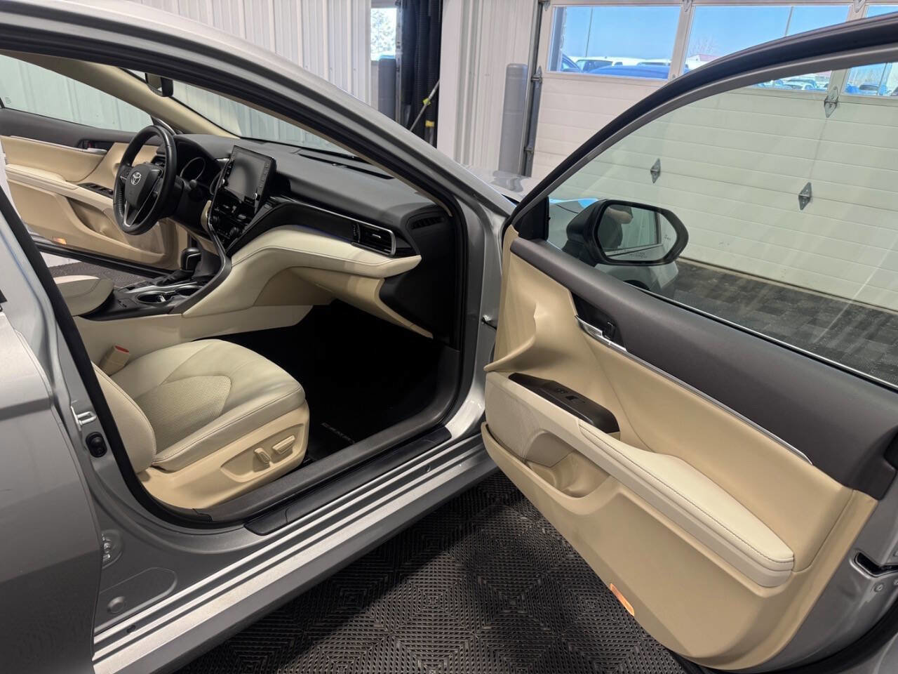 Used 2022 Toyota Camry XLE image 14