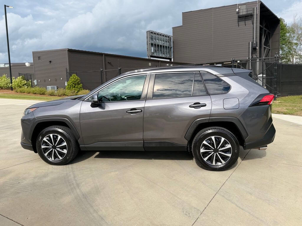 Used 2021 Toyota RAV4 LE FWD image 3