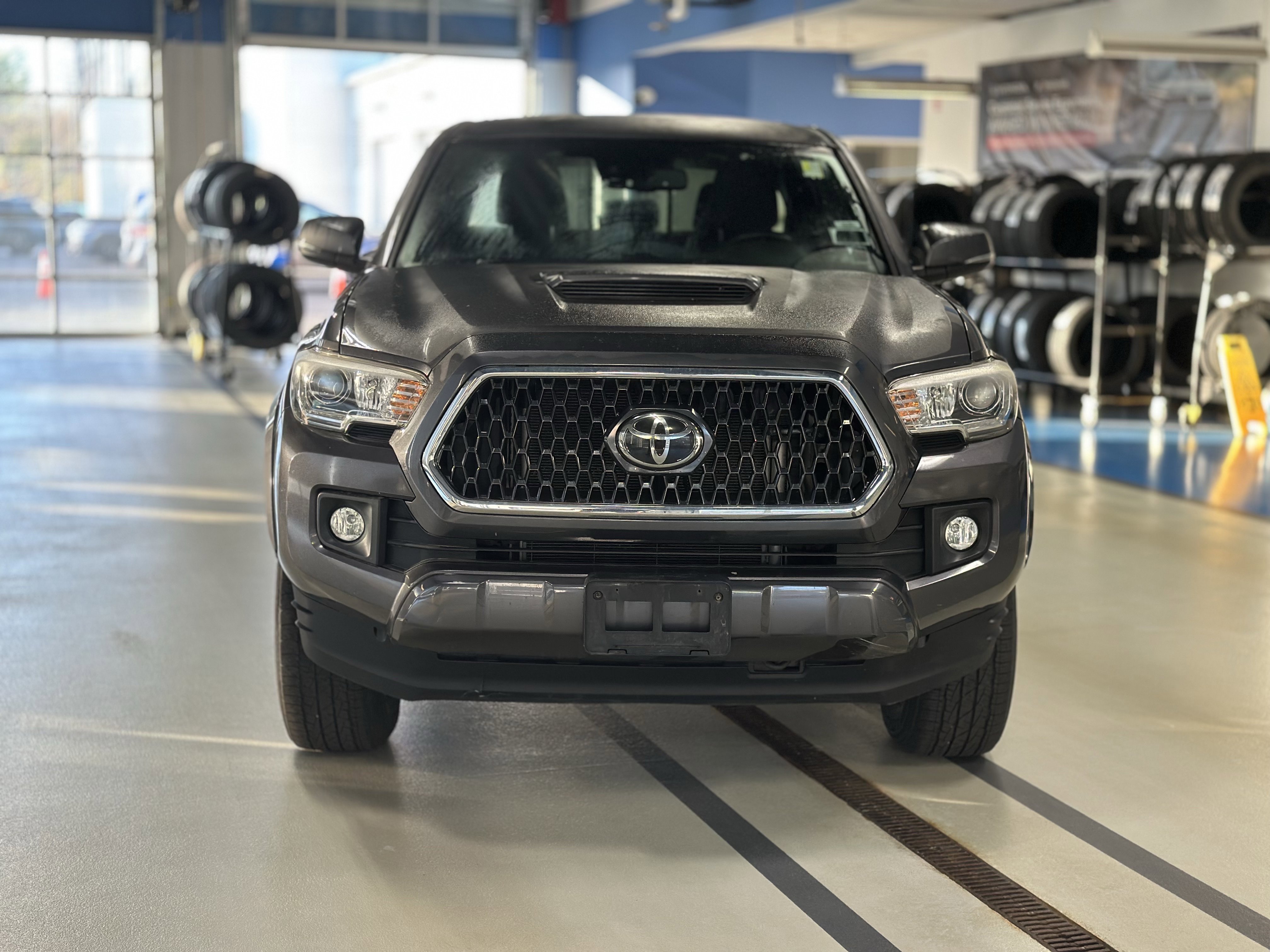 Used 2018 Toyota Tacoma TRD Sport AWD/4WD image 2