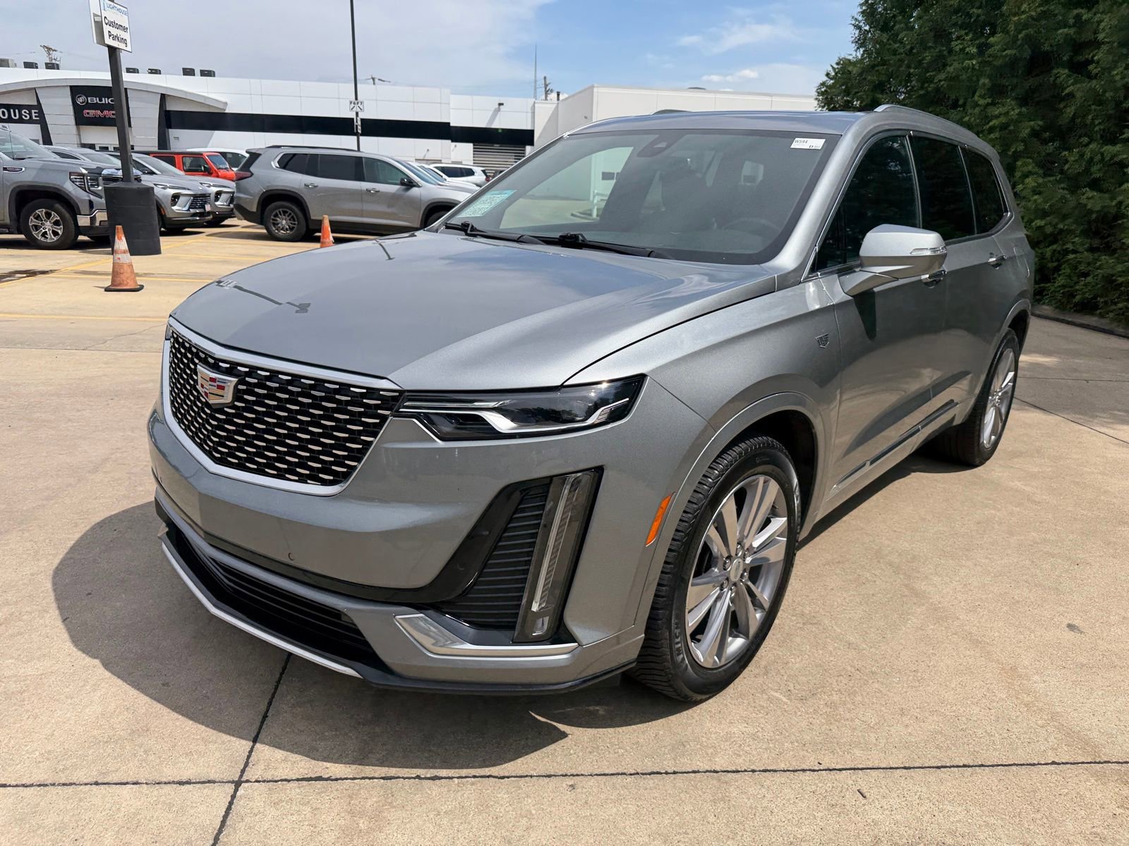 Used 2023 Cadillac XT6 Premium Luxury AWD/4WD image 2