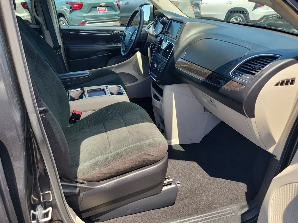 Used 2012 Chrysler Town & Country Touring FWD image 13