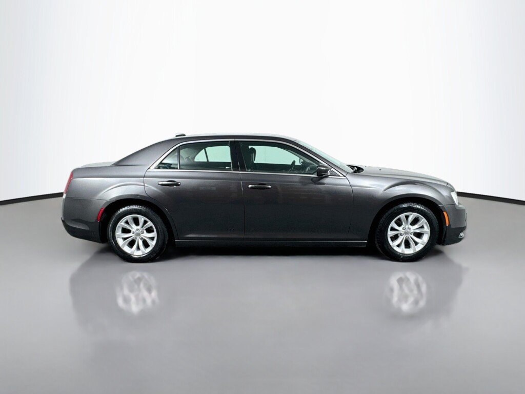 Used 2015 Chrysler 300 Limited RWD image 6