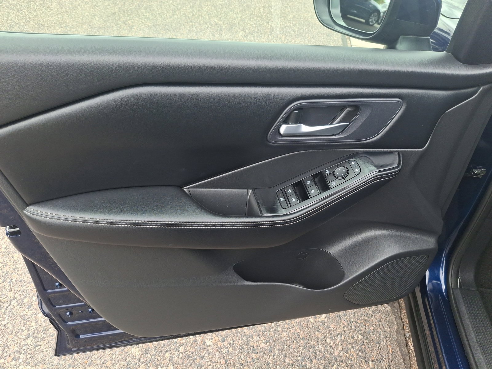 Used 2024 Nissan Rogue SV AWD/4WD image 12
