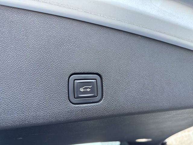 Used 2023 Cadillac XT6 Premium Luxury w/ Technology Package FWD image 12