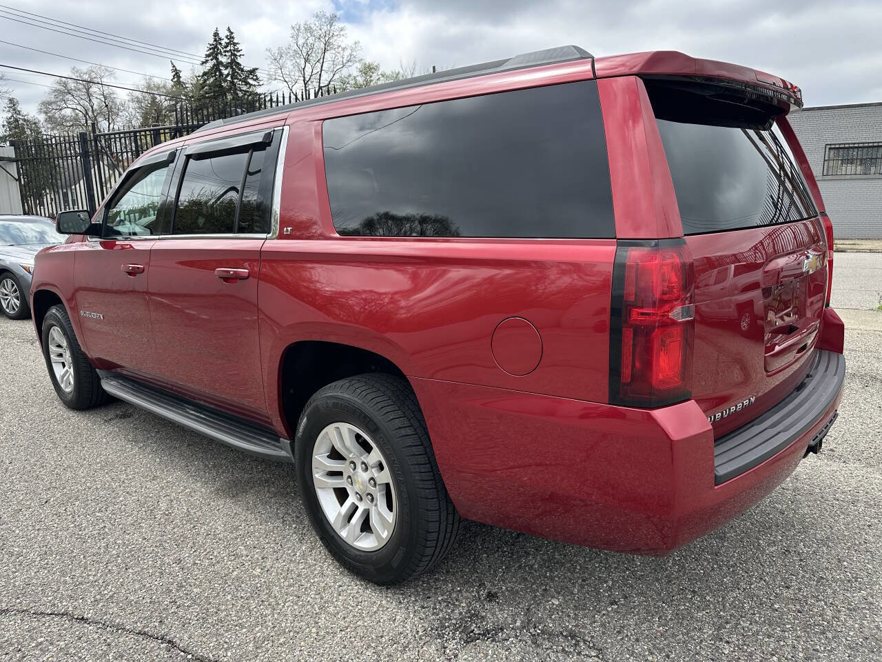 Used 2015 Chevrolet Suburban LT w/ Luxury Package AWD/4WD image 5