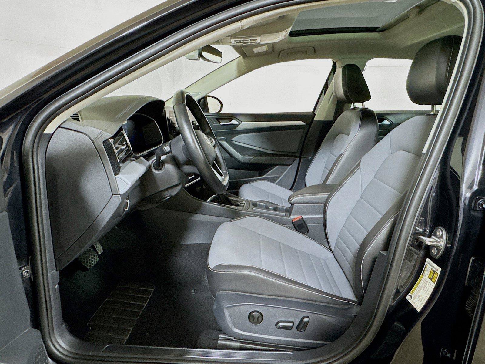 Used 2025 Volkswagen Jetta SE FWD image 18