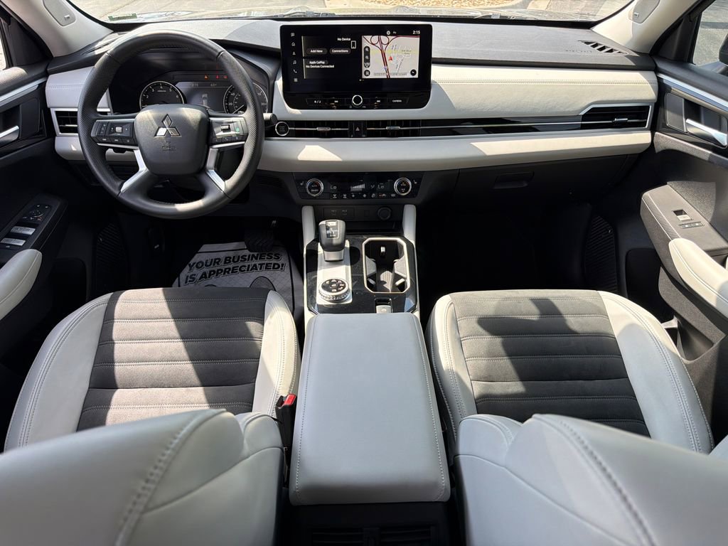Used 2025 Mitsubishi Outlander AWD image 13