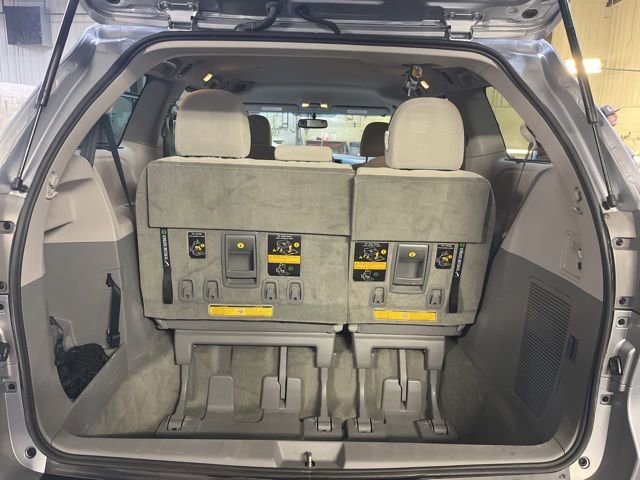 Used 2014 Toyota Sienna LE image 28