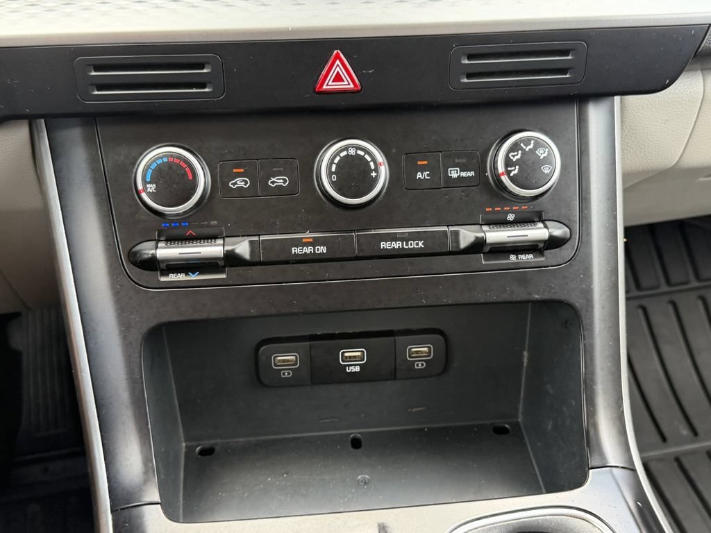 Certified 2024 Kia Carnival LX FWD image 28