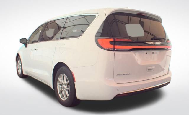 Used 2023 Chrysler Pacifica Touring-L image 6