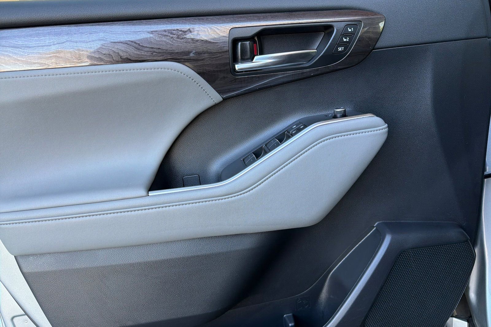 Used 2023 Toyota Highlander Limited image 11