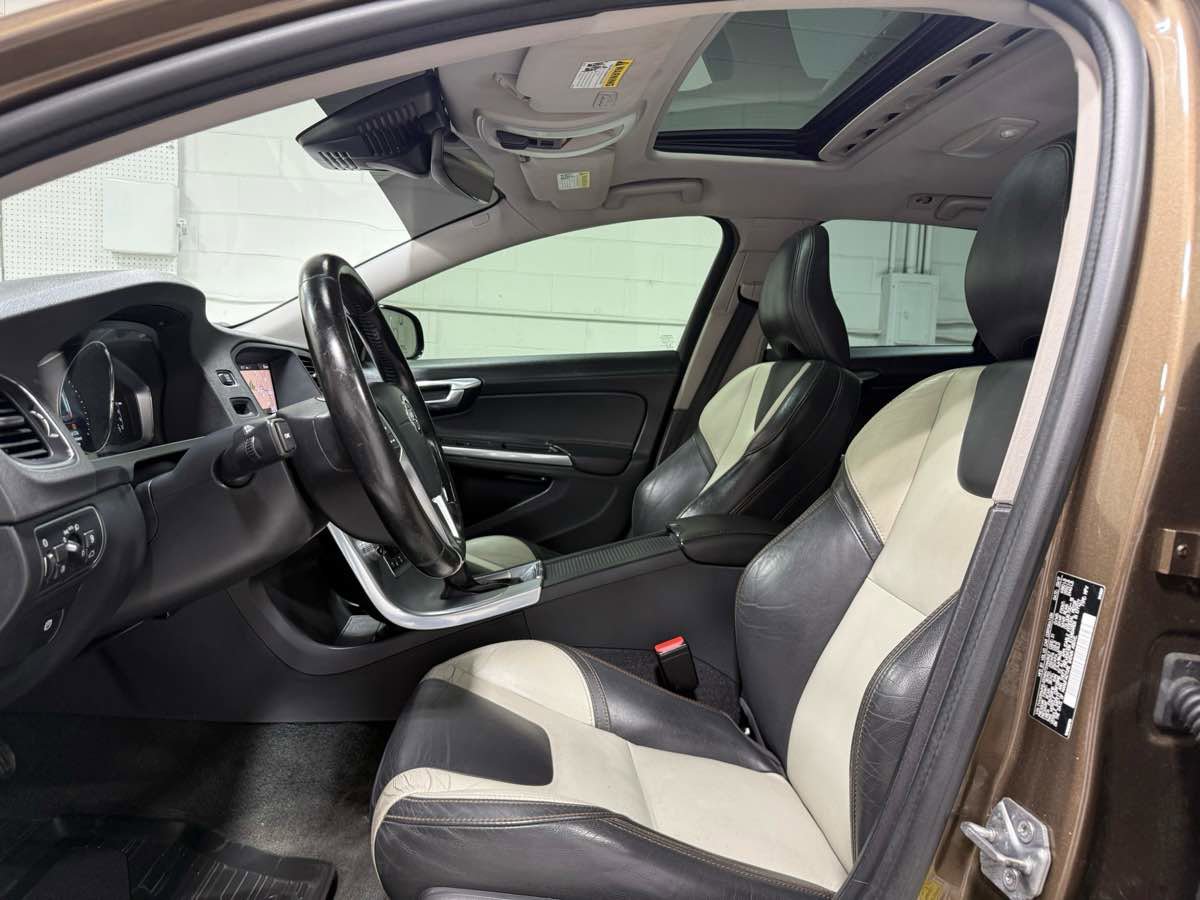 Used 2018 Volvo V60 T5 Cross Country Platinum AWD/4WD image 16