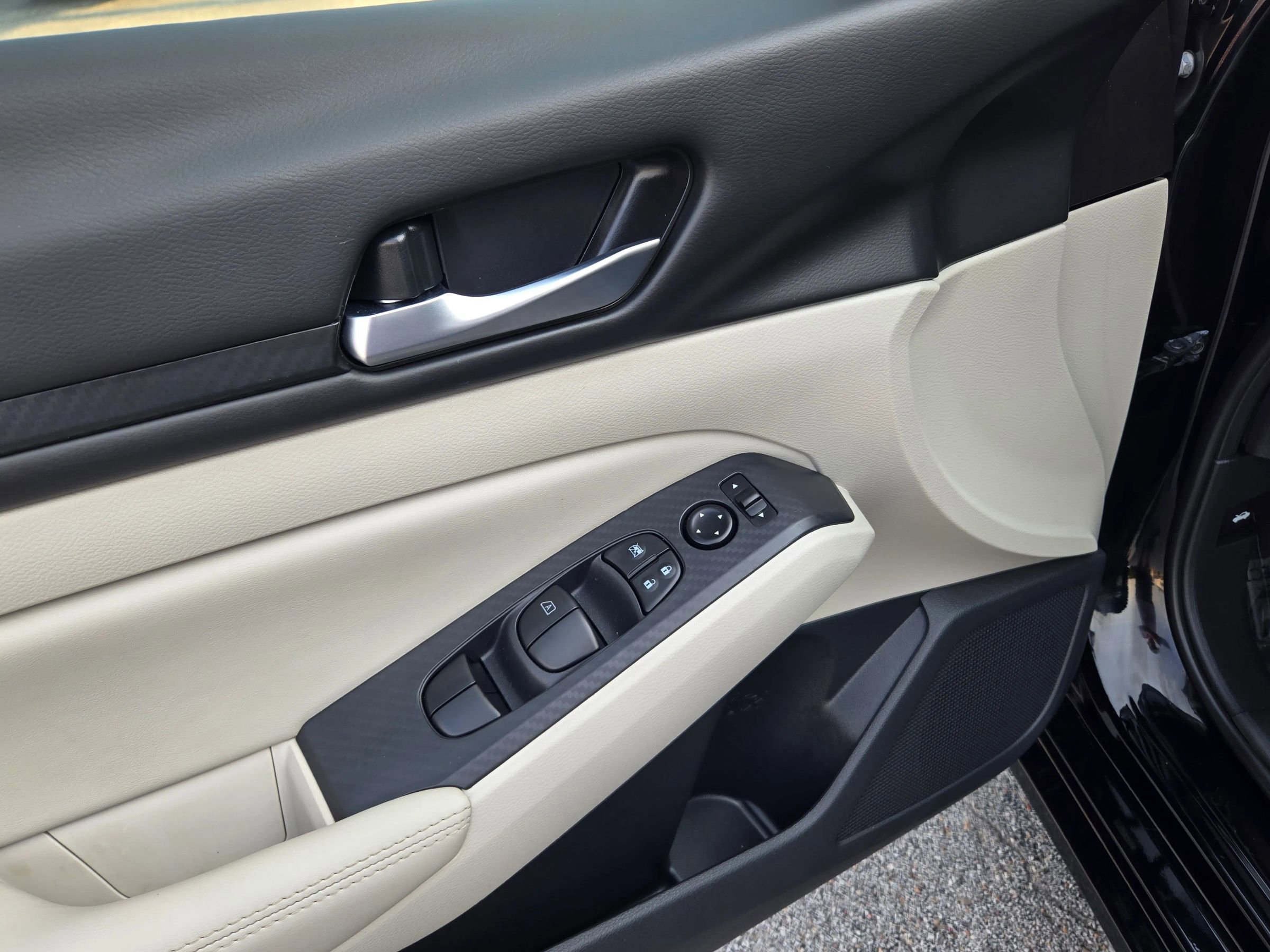 Used 2025 Nissan Altima 2.5 SV image 28