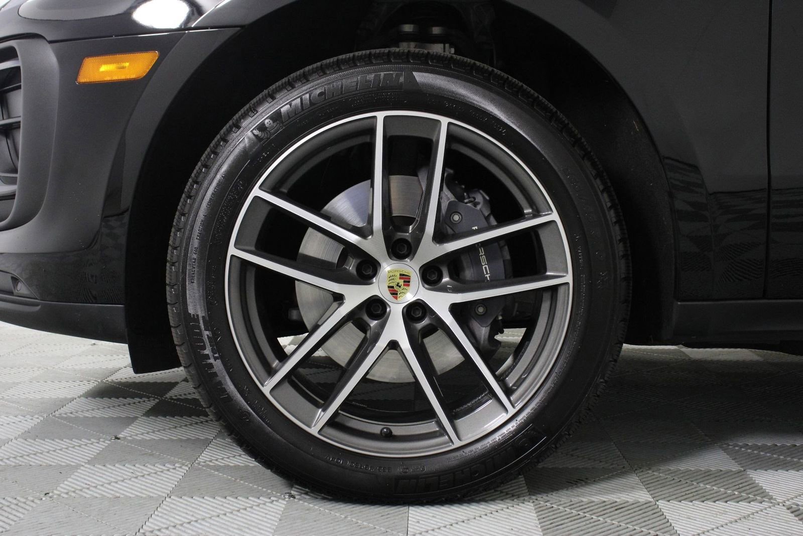 Certified 2025 Porsche Macan image 30