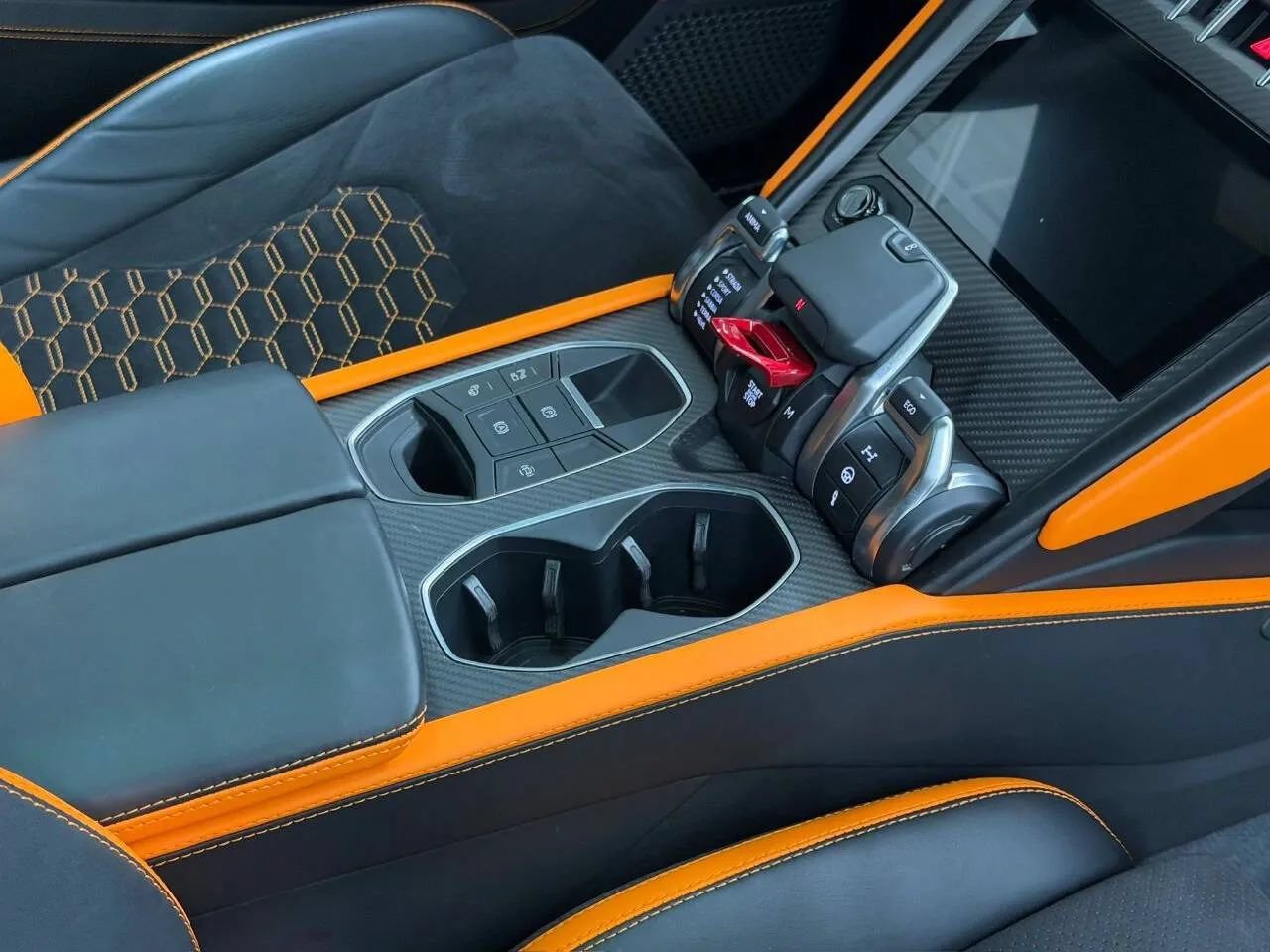 Used 2022 Lamborghini Urus AWD/4WD image 41