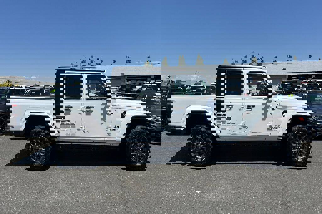 New 2025 Jeep Gladiator Sport image 3