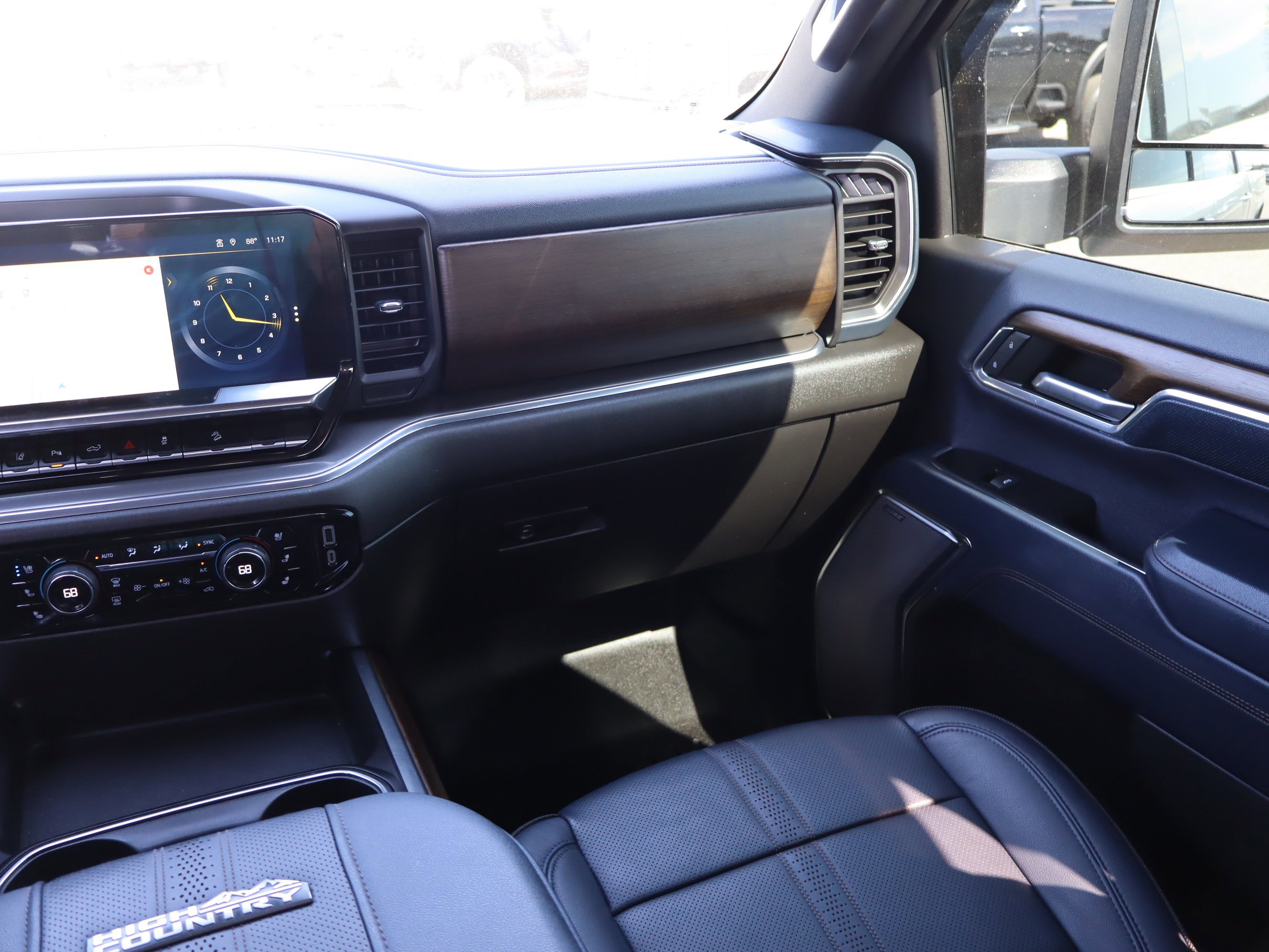 Used 2024 Chevrolet Silverado 2500 High Country w/ High Country Premium Package image 18