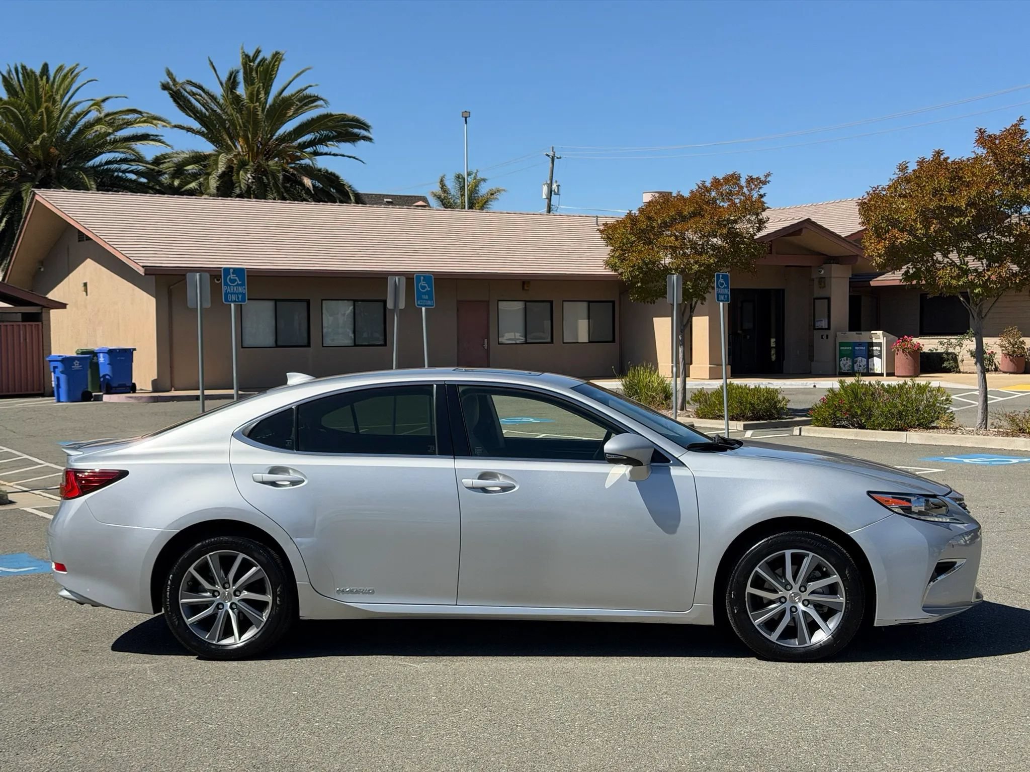 Used 2016 Lexus ES 300h w/ Navigation System Package FWD image 5