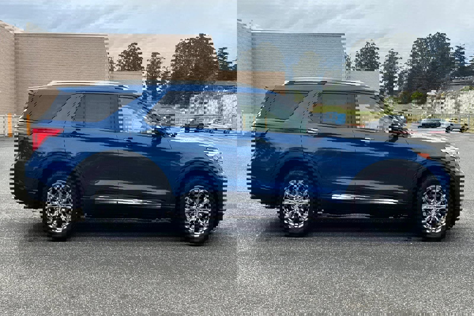 Certified 2021 Ford Explorer Limited w/ Equipment Group 301A image 3