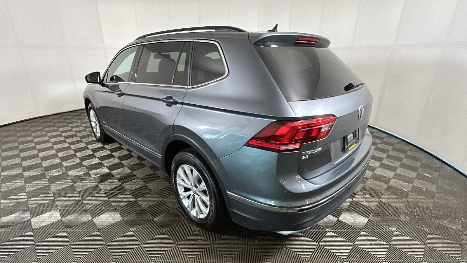 Used 2018 Volkswagen Tiguan SE w/ Panoramic Sunroof Package AWD/4WD image 5
