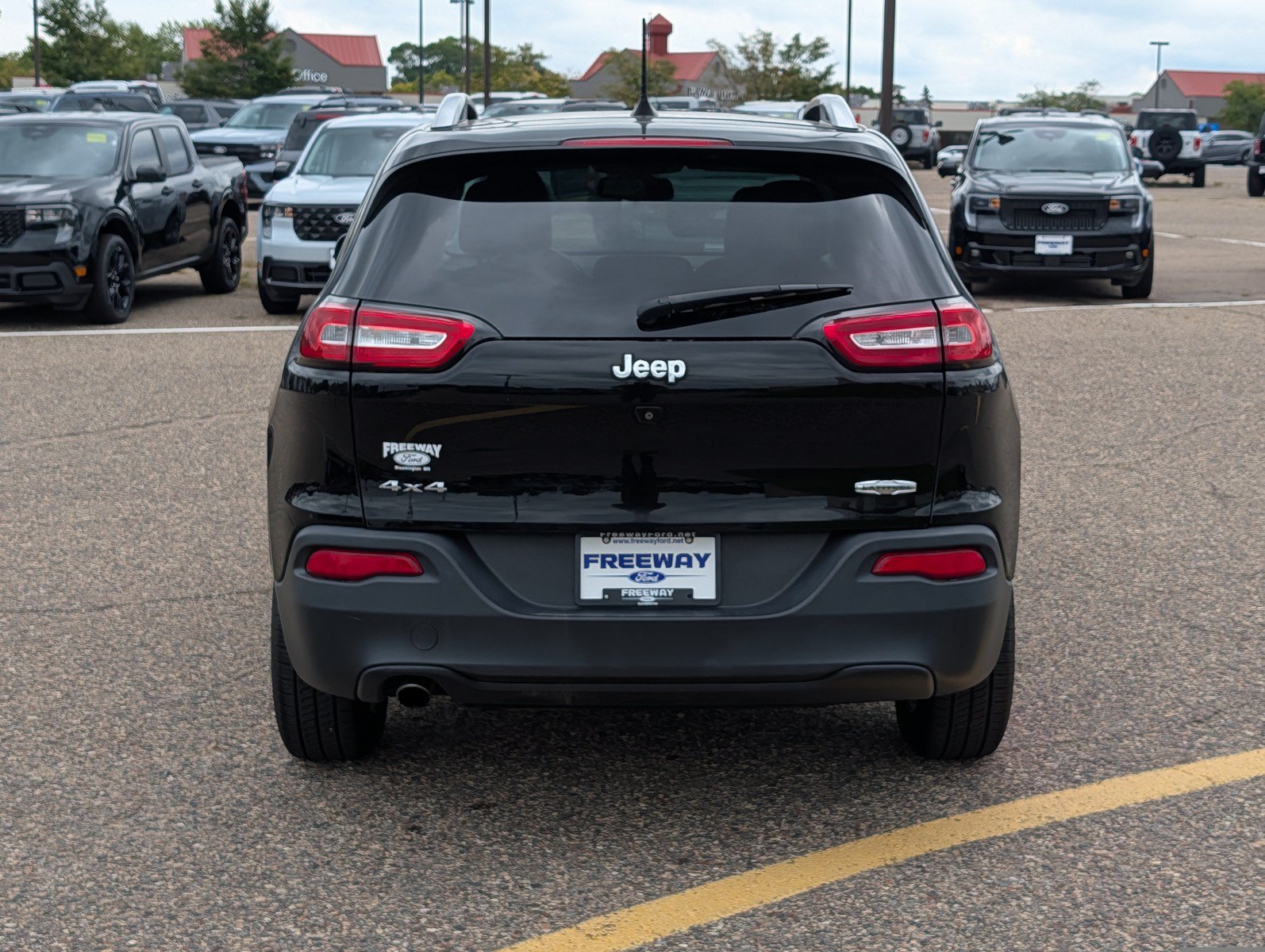 Used 2017 Jeep Cherokee Latitude w/ Cold Weather Group AWD/4WD image 4