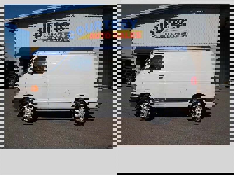 Used 2002 Dodge B1500 image 3