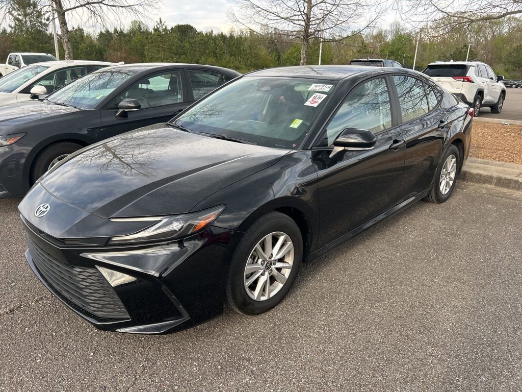 Used 2025 Toyota Camry LE image 2