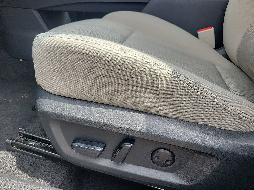 Used 2025 Nissan Rogue SV FWD image 12