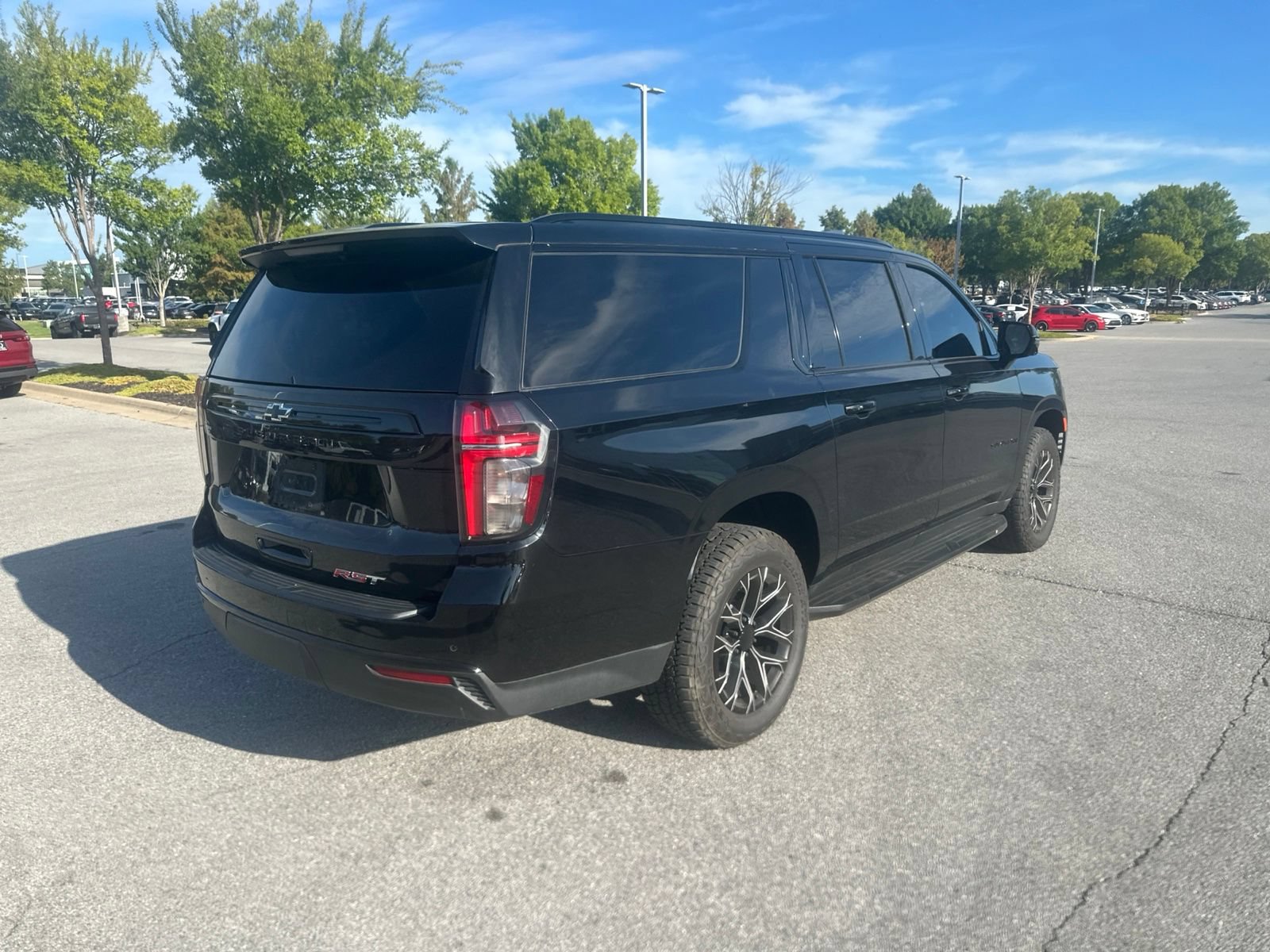Used 2023 Chevrolet Suburban RST w/ Luxury Package AWD/4WD image 5