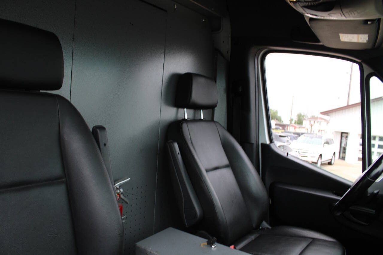 Used 2021 Freightliner Sprinter 2500 RWD image 11