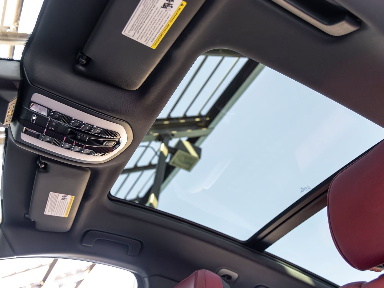 Certified 2023 Porsche Macan AWD/4WD image 27