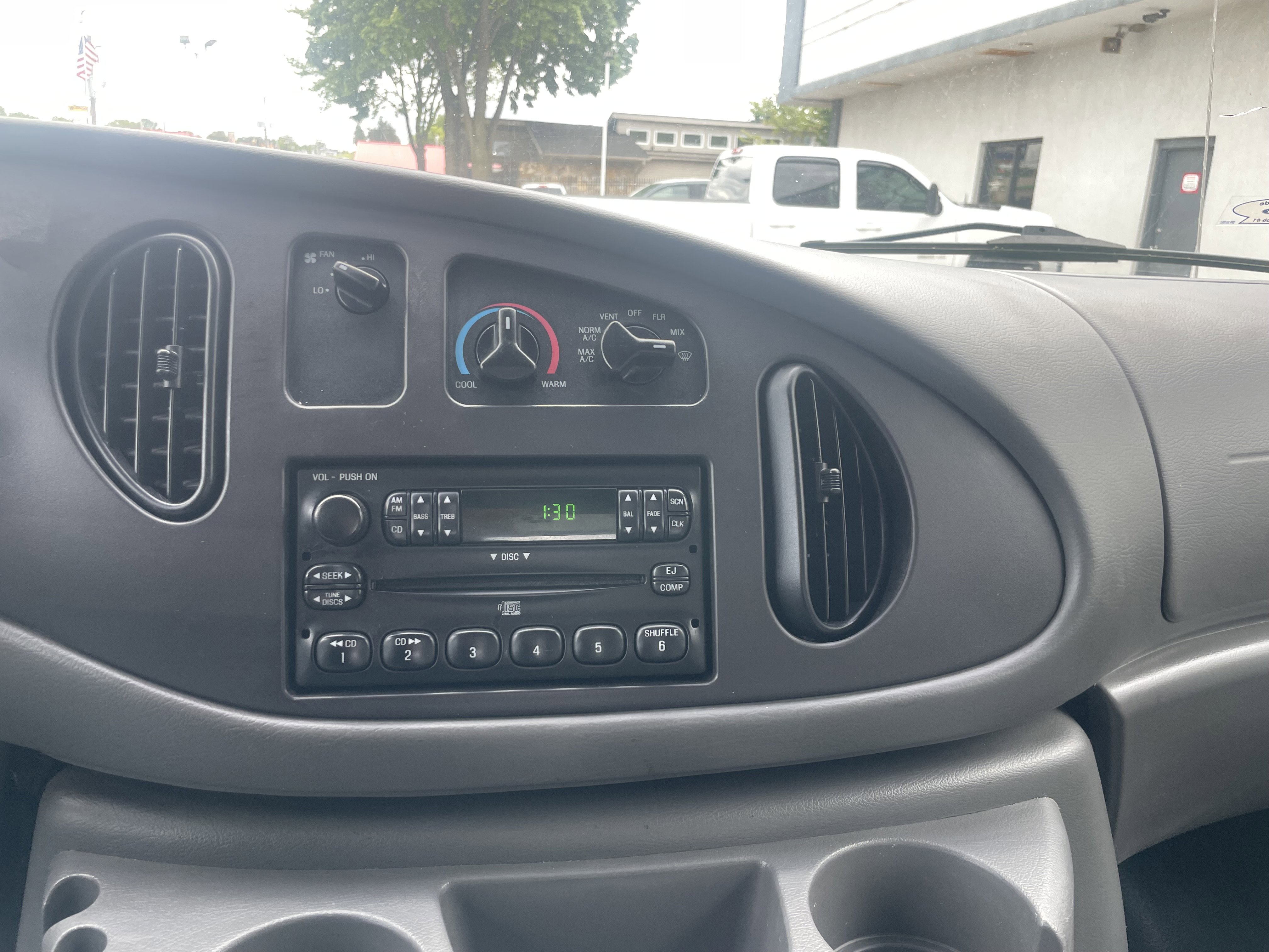 Used 2005 Ford E-350 and Econoline 350 Extended Super Duty image 14