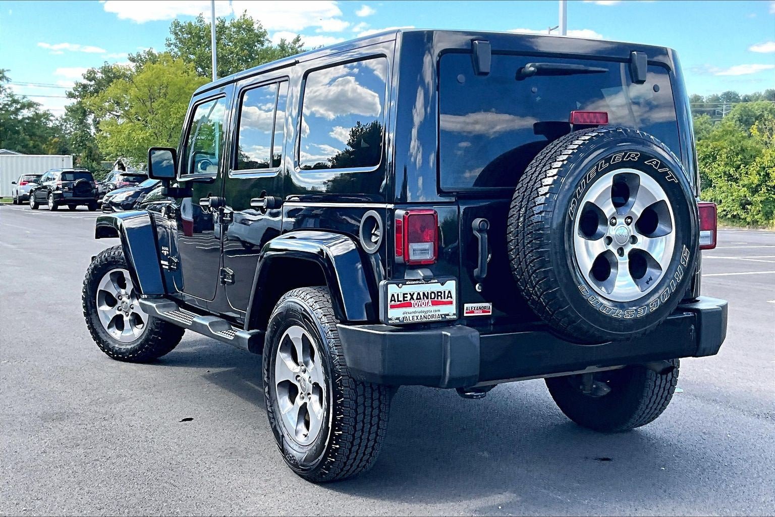 Used 2017 Jeep Wrangler Unlimited Sahara w/ Connectivity Group AWD/4WD image 10