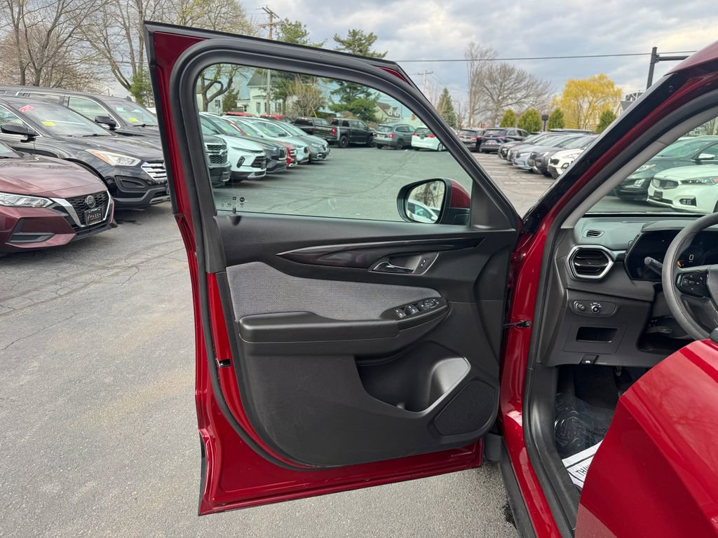 Used 2025 Chevrolet TrailBlazer LT AWD/4WD image 18