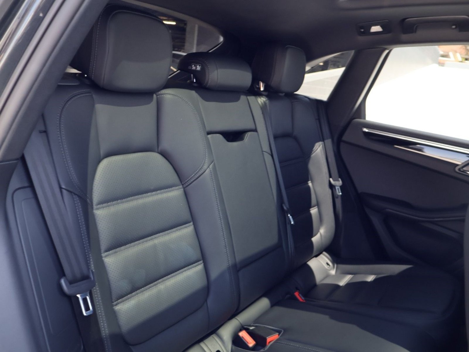 Certified 2026 Porsche Macan AWD/4WD image 23