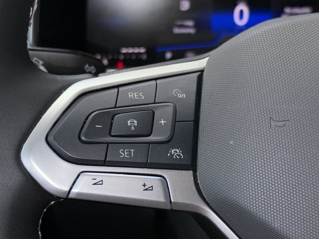 Certified 2025 Volkswagen Taos SE FWD image 10